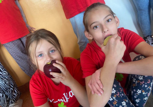 dziewczynki jedzą jabłka